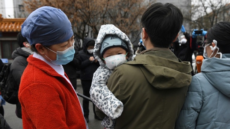 Une famille infectée par le coronavirus quitte l'hôpital à Pékin après sa guérison, le 14 février 2020.
