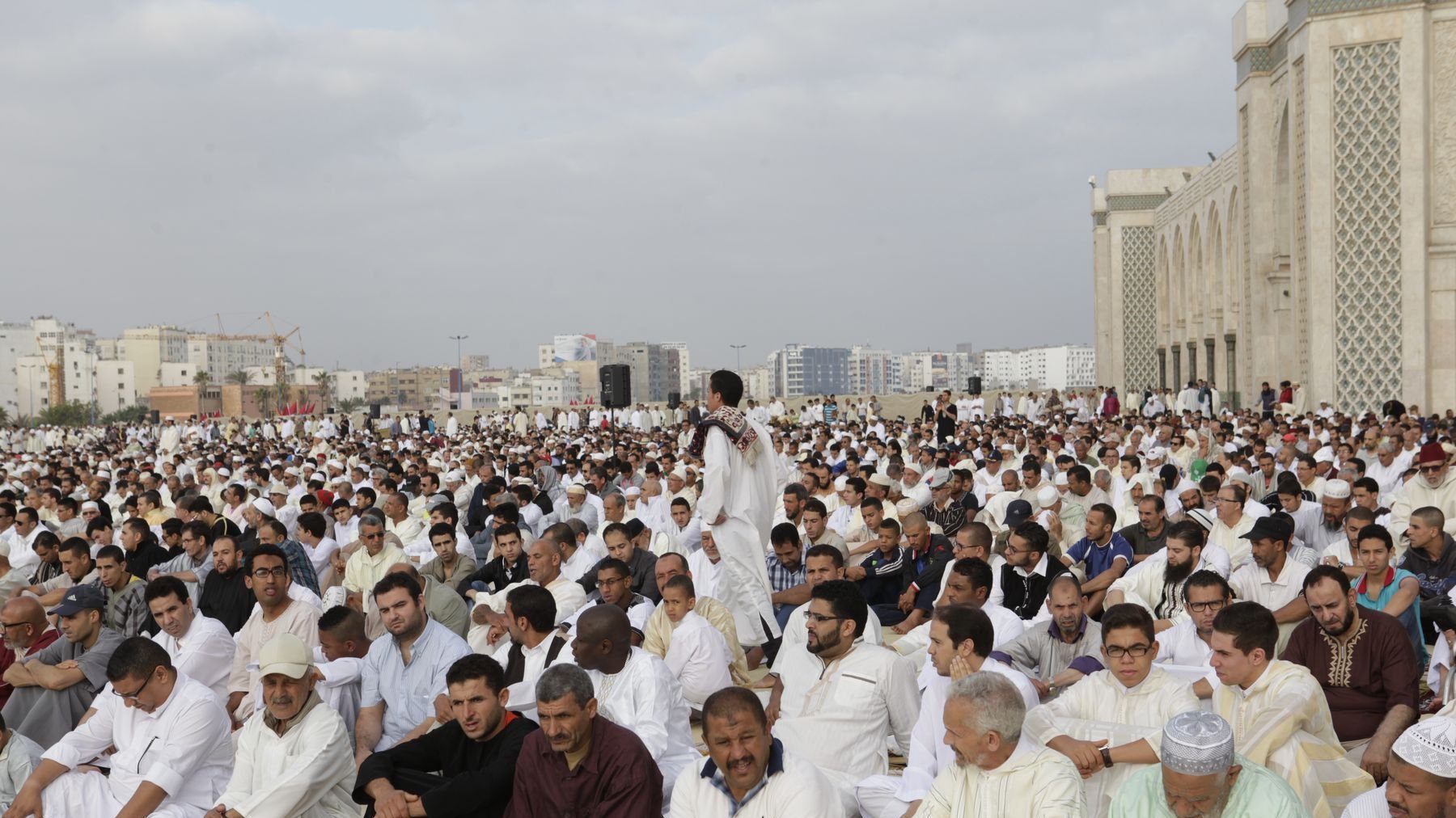 La foule des croyants a en effet largement débordé l'enceinte de la mosquée.
