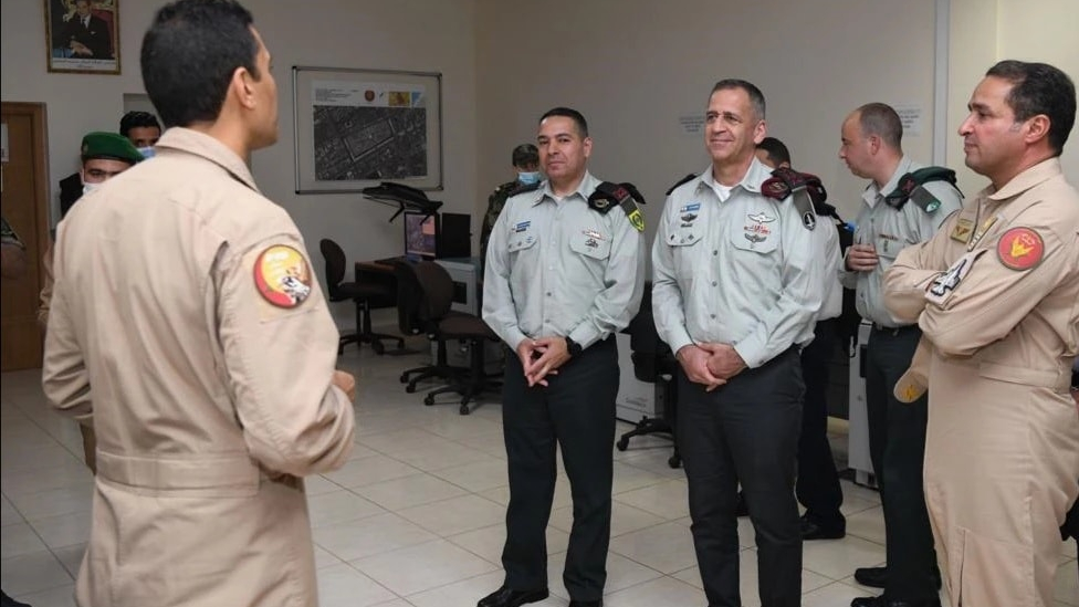 Une séance de présentation donnée devant le chef d'état-major Aviv Kochavi et des responsables militaires israéliens à la base aérienne de Benguérir.
