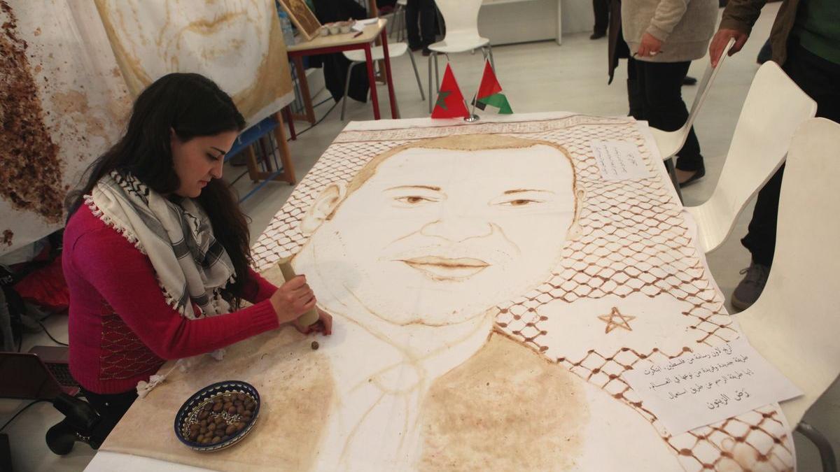 Areej Lawen, artiste Peintre Palestinienne, fait un portrait du roi Mohammed VI. Elle fera aussi un portrait de Mahmoud Darwich et Yasser Arafat.
