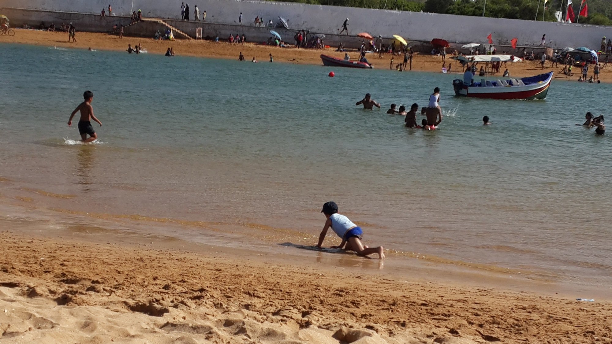 الأطفال وجدوا ضالتهم في شاطئ الوالدية

