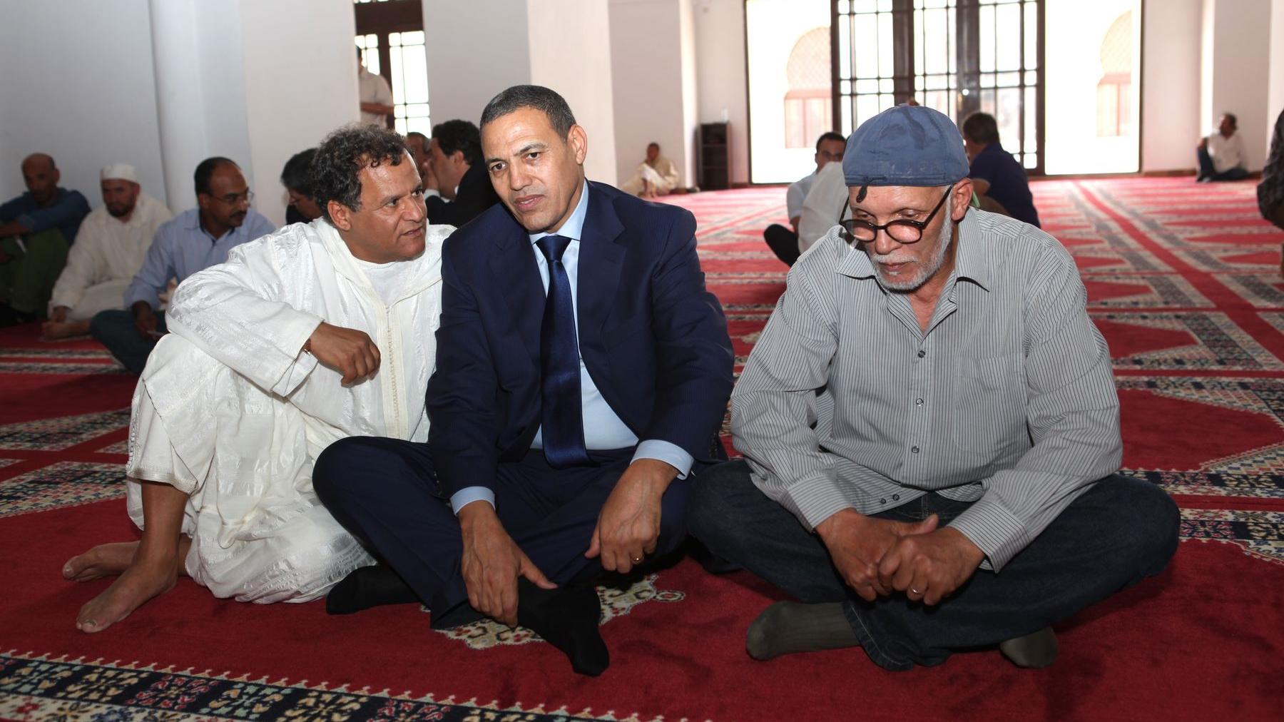 A l'intérieur de la mosquée, Mehdi Qotbi, le wali de Marrakech Abdeslam Bekrate et le grand artiste peintre Abdelkebir Rabii, partagent leur affliction. 
