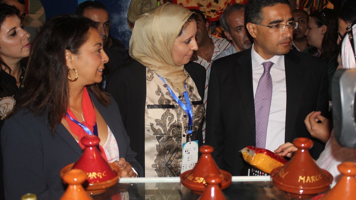 Karima Benyaïch, présidente de l'Association Voix de femmes, et Mohamed Yacoubi, wali de la ville de Tétouan, suivent avec intérêt la présentation des produits exposés par les artisans
