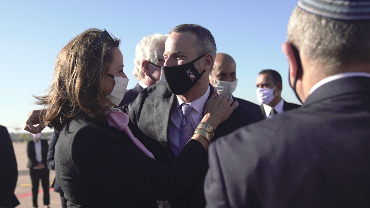 Adam Seth Boehler chef de la Société américaine de financement donne l’accolade à l’épouse de David  Fischer à l'aéroport de Rabat
