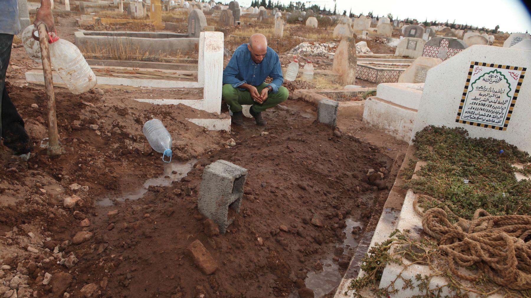Orphelins? Larbi Chekaoui, qui semblait prêt à suivre Farid Belkahia dans sa tombe et est resté là, seul, agenouillé à la lisière d'un désespoir de terre et de poussière, nous aura dit, en silence, à quel point nous le resterons.  
