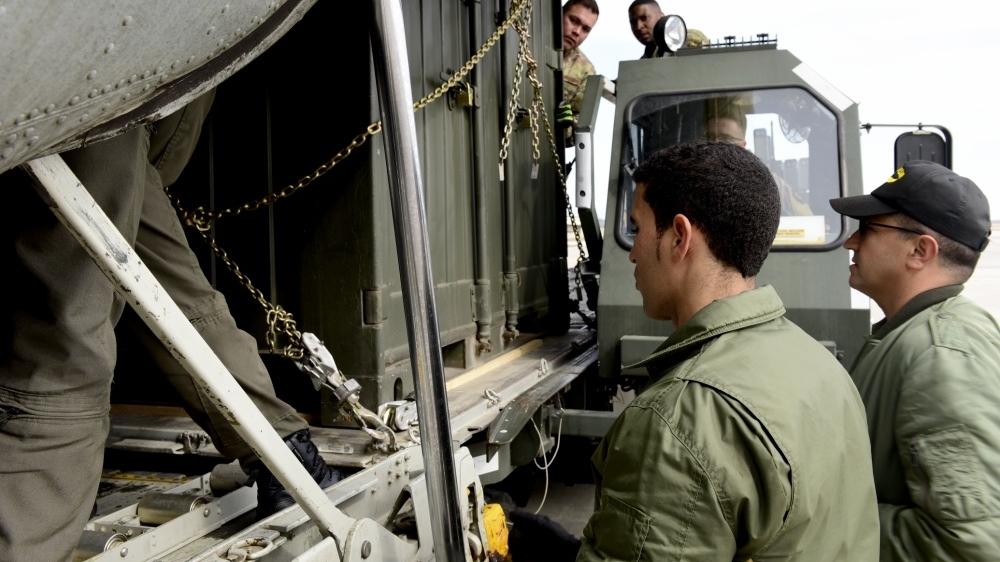 Des militaires marocains aidant leurs homologues US à évacuer leur matériel vers le sud marocain. 
