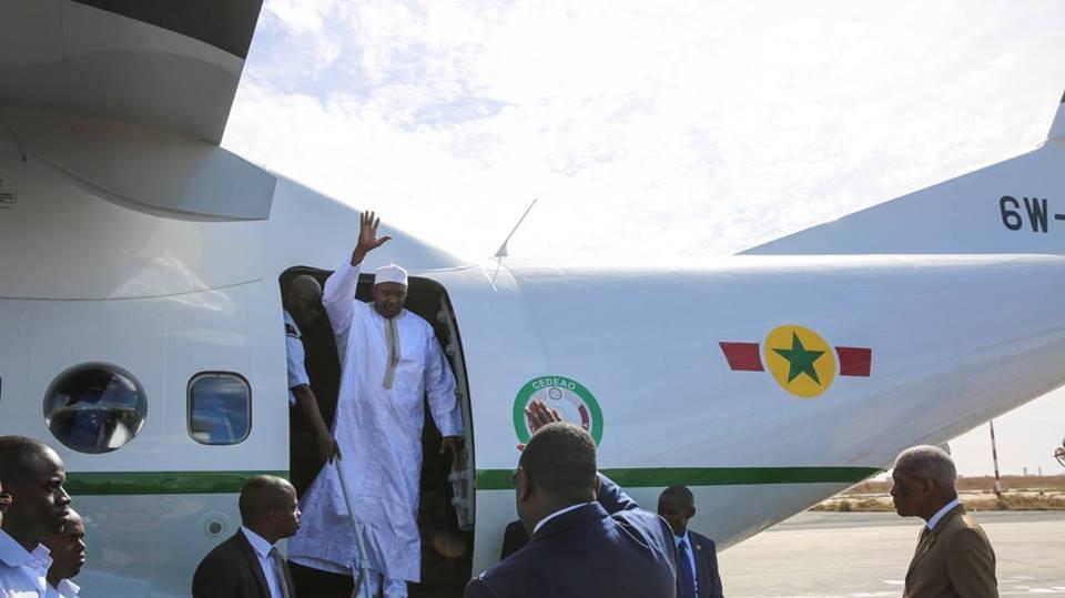 C'est dans ce coucou appartenant visiblement à l'Etat ou à un privé sénégalais qu'Adama Barrow se rend à Banjul. C'est déjà un symbole de modestie qui tranche avec la mégalomanie de l'ex-homme fort de Banjul, Yahya Jammeh, Babili Mansa (le roi qui défie les fleuve). 