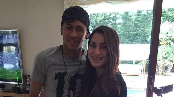 Rhiannon Conelley avec son idole, Neymar. 
