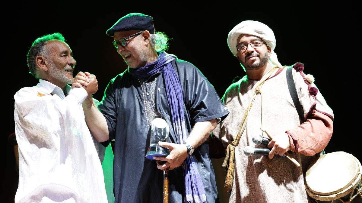 الفنان عمر السيد رفقة الممثل كمال الكاظمي أثناء تكريمه في مهرجان الداخلة
