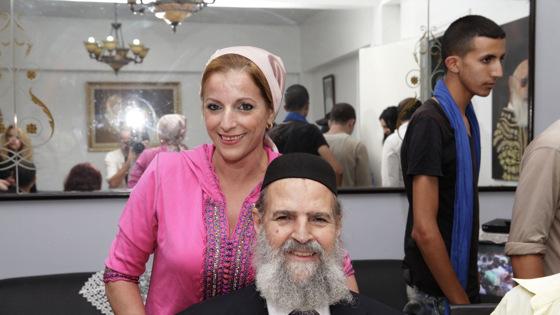 Le Rabbin Moshé Ohayon et son épouse ont accueilli chez eux, samedi soir, des membres de la société civile qui ont tenu à venir exprimer leur tristesse et leur incompréhension suite à la violente agression qu'a subie leur hôte, vendredi 11 juillet, à Casablanca.
