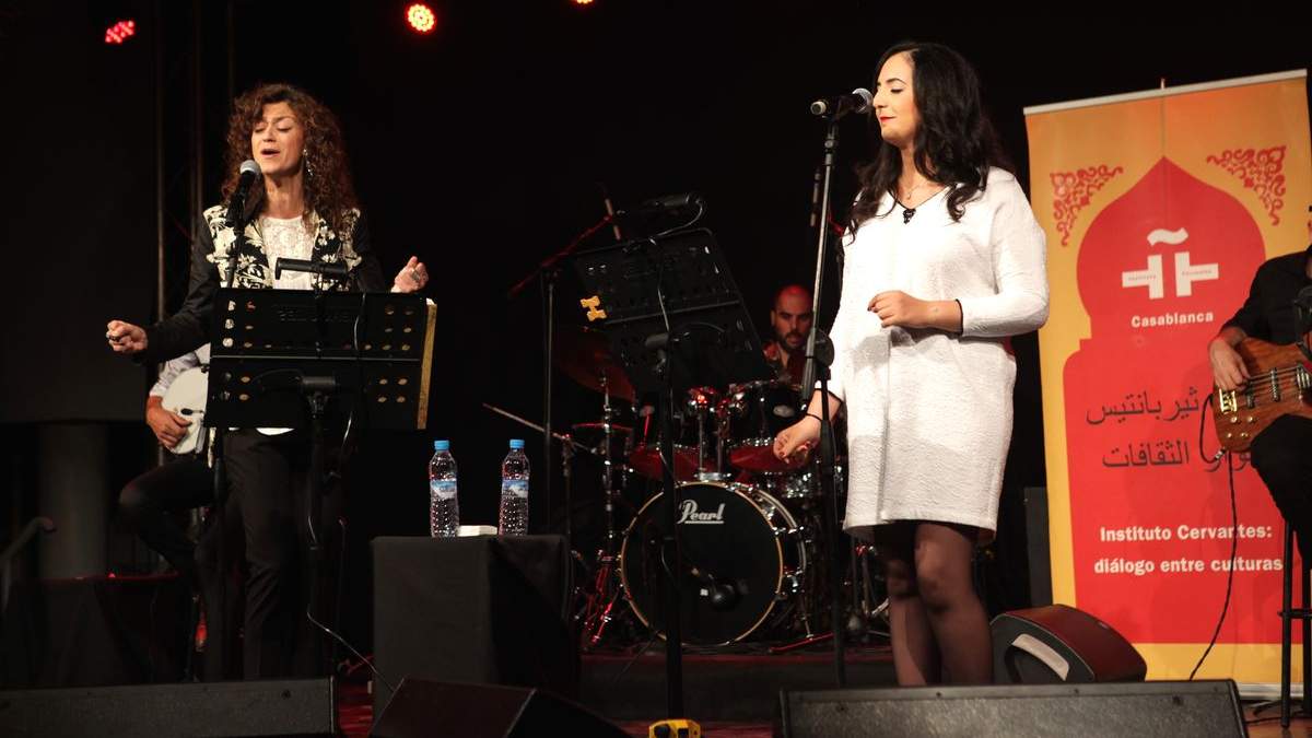المغنية الشابة نبيلة معان رفقة المغنية الإسبانية كارمن باريس في وصلة غنائية جمعت بين الإيقاعات العربية والأجنبية
