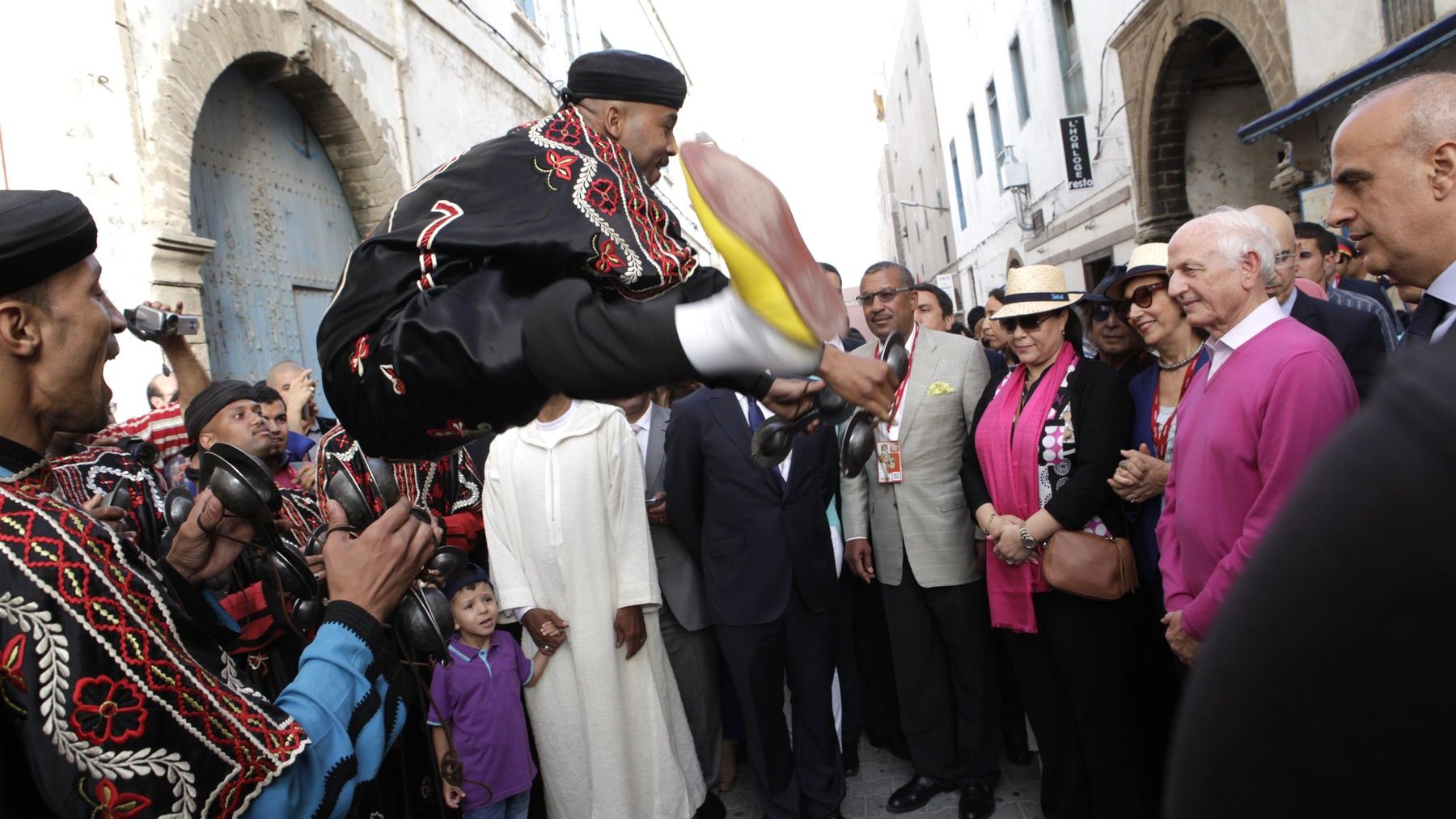 Musiciens et acrobates ont égayé les rues d'Essaouira qui semblait fêter, hier, le retour de l'un de ses fils. 
