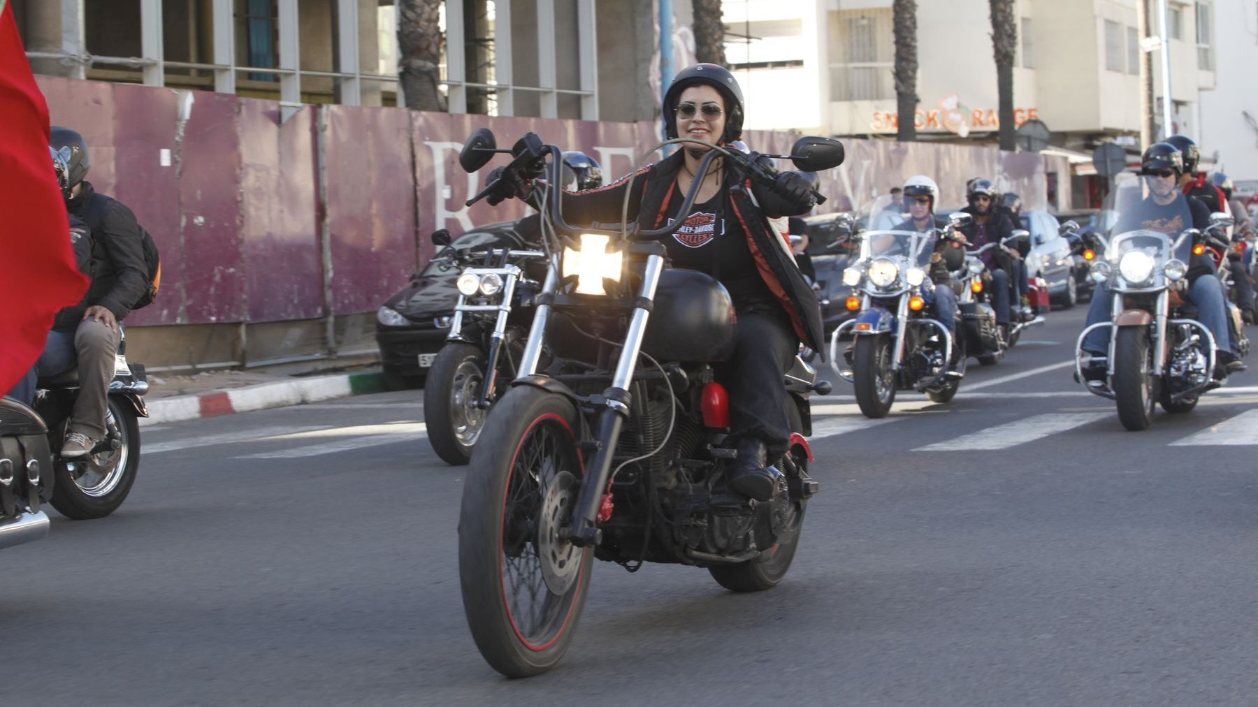 Les motos se suivent et ne se ressemblent pas. Cette femme motard conduit en souriant un magnifique bolide. 
