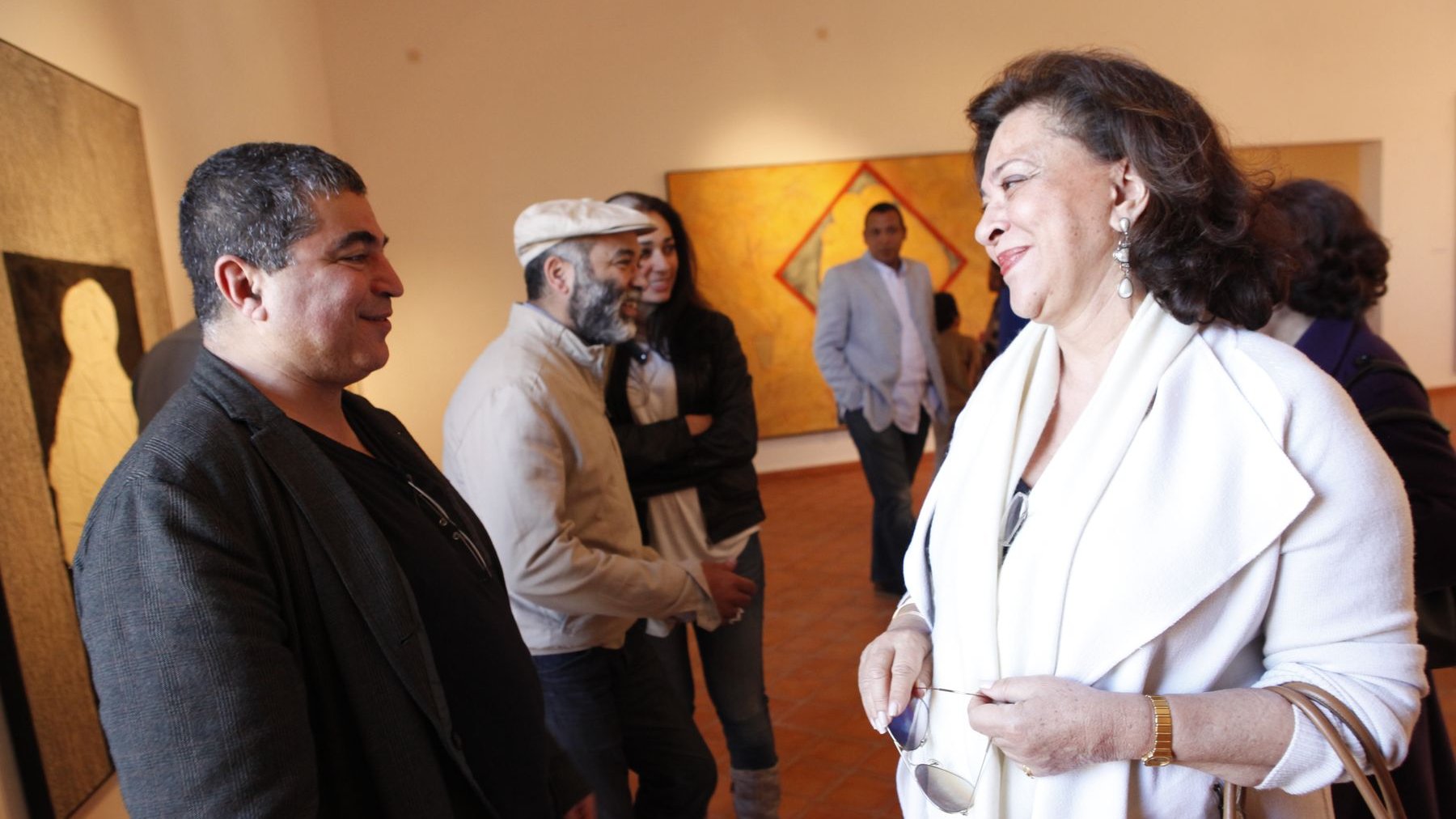 Toujours charmante et souriante, Aïcha Amor, cofondatrice de L'Atelier 21, a tenu à se rendre à Marrakech pour saluer l'un des artistes vedettes de sa galerie. 
