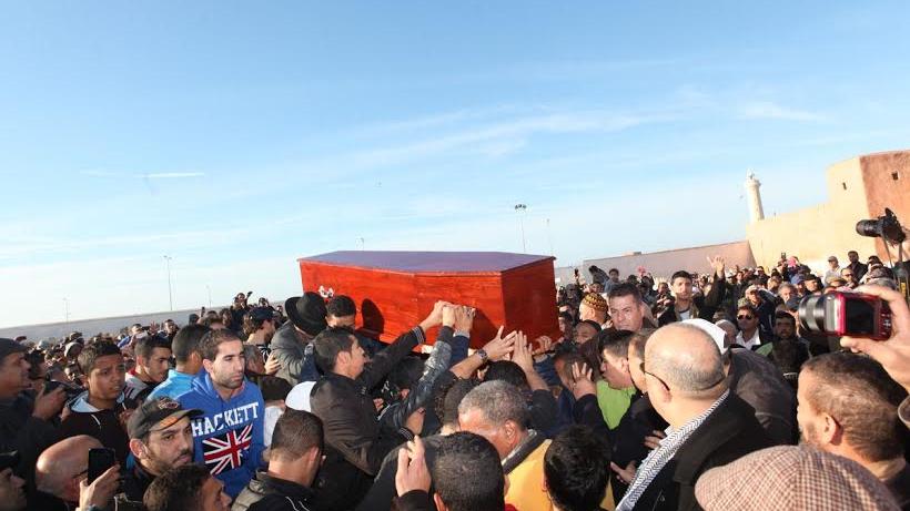جثمان الراحل محمد البسطاوي يصل مقبرة الشهداء بالرباط.
