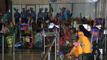 Occupation de la voie de passage et des comptoirs des services de l'aéroport Mohammed V, le 22 août, par des séparatistes, lors de leur retour de l'université d'été de Boumerdès.
 
 
