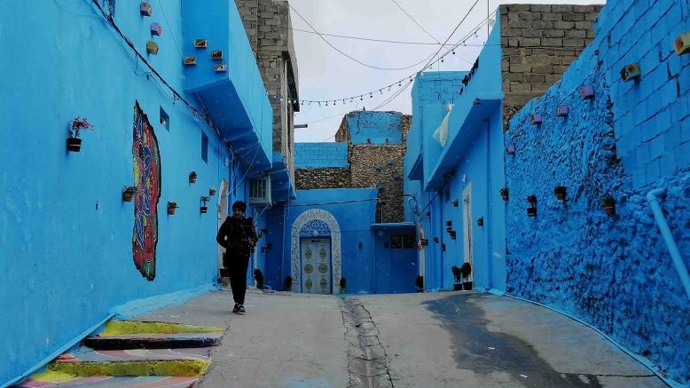La ruelle bleu du quartier d'Al-Mashahada de jour.
