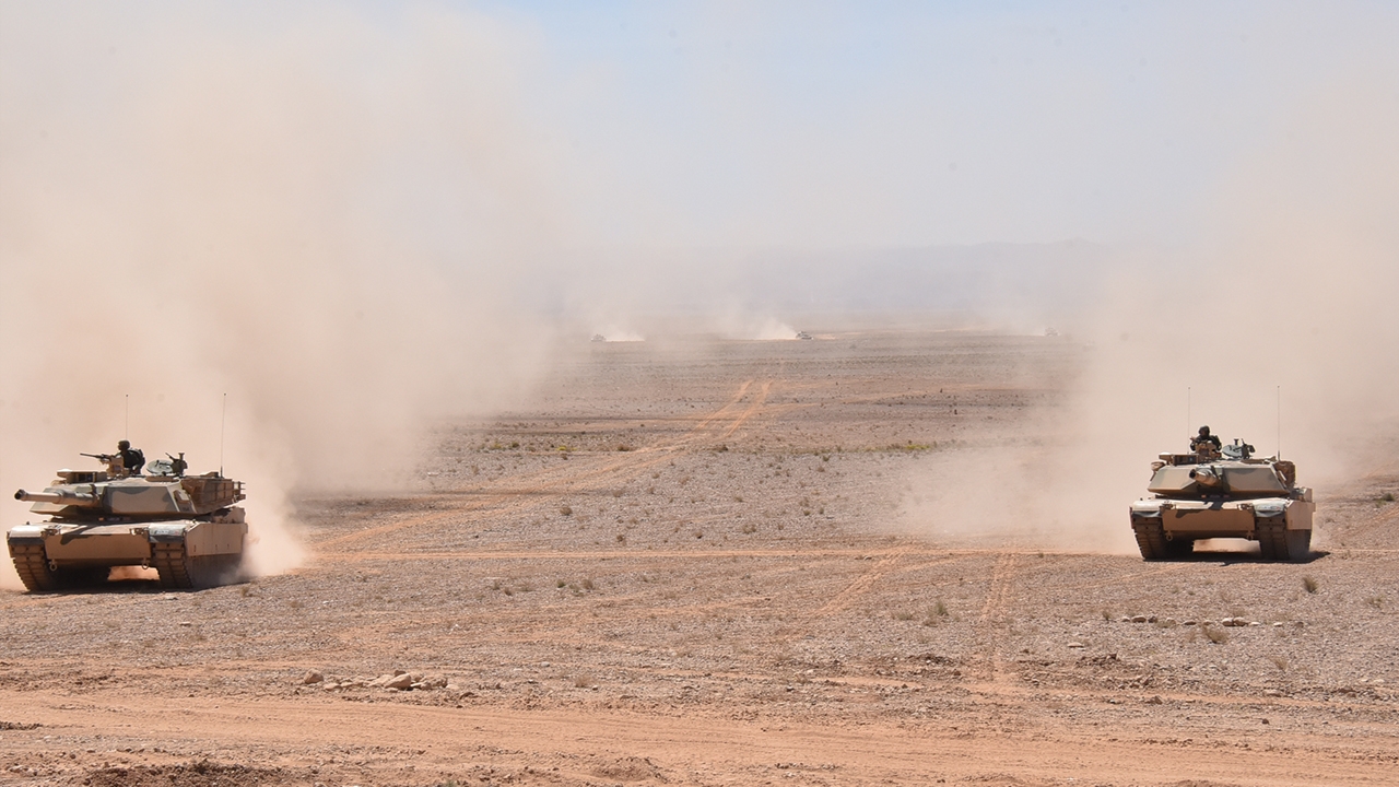 Les chars Abrams à l'épreuve du désert marocain. 
