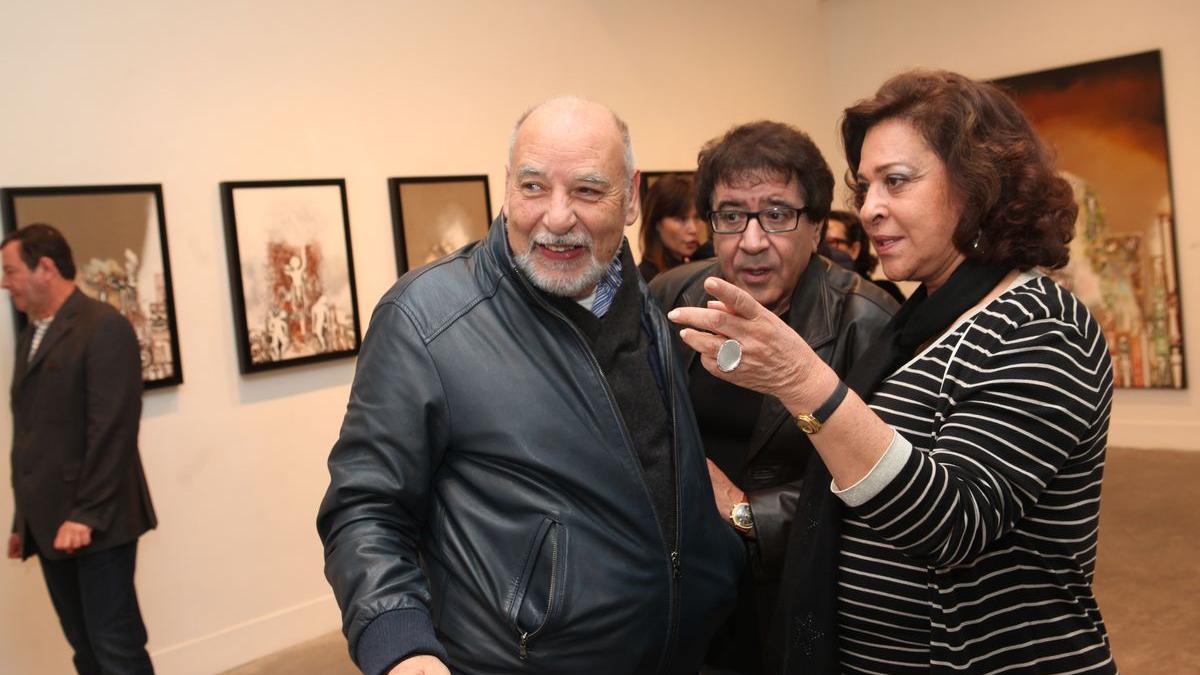 من اليمين إلى اليسار عائشة عمور عن رواق 21 والفنان التشكيلي الحسين الميلودي والكاتب المغربي الطاهر بنجلون
