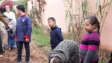 Le jardinage fait partie de la prise en charge des enfants trisomiques du Centre Malaika de Marrakech.
