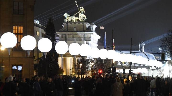 Aujourd'hui est donc jour de fête, en Allemagne. Berlin fête le 25ème anniversaire de la chute du mur qui la scindait. 8.000 ballons lumineux ont été déployés sur 15 kms suivant le tracé de l'ancien mur.

