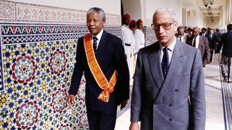 مانديلا بالرباط رفقة الراحل عبد اللطيف الفيلالي

