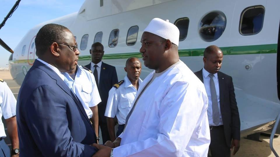"Ce n'est qu'un au-revoir", se disent sans doute les deux chefs d'Etat qui se quittent après une dizaine de jours de séjour d'Adama Barrow au Sénégal. Les deux qui se parlent en Pulaar  sont déjà unis par les liens ethniques. 