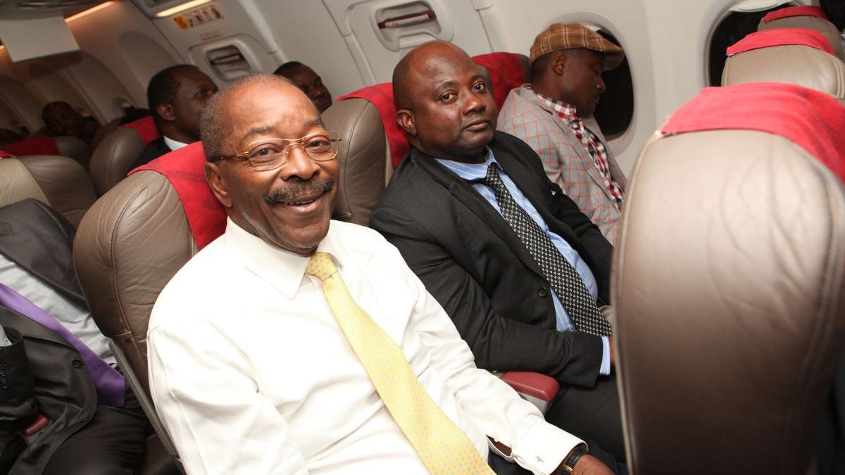 Le ministre ivoirien du Tourisme, Roger Kacou, à bord du vol à destination de Dakhla.
