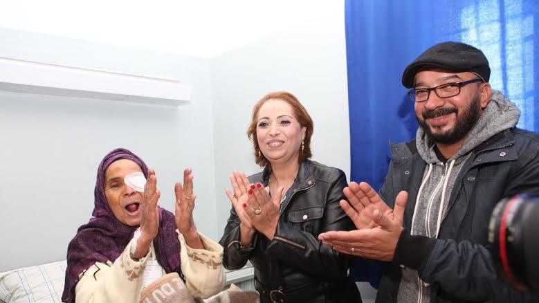 كمال الكاظيمي الذي عرفه الجمهور المغربي في دور "حديدان"، رفقة الفنانة فاطمة تيحيحت يدخلان لحظة فرح في قلب إحدى المستفيدات من الحملة الطبية
