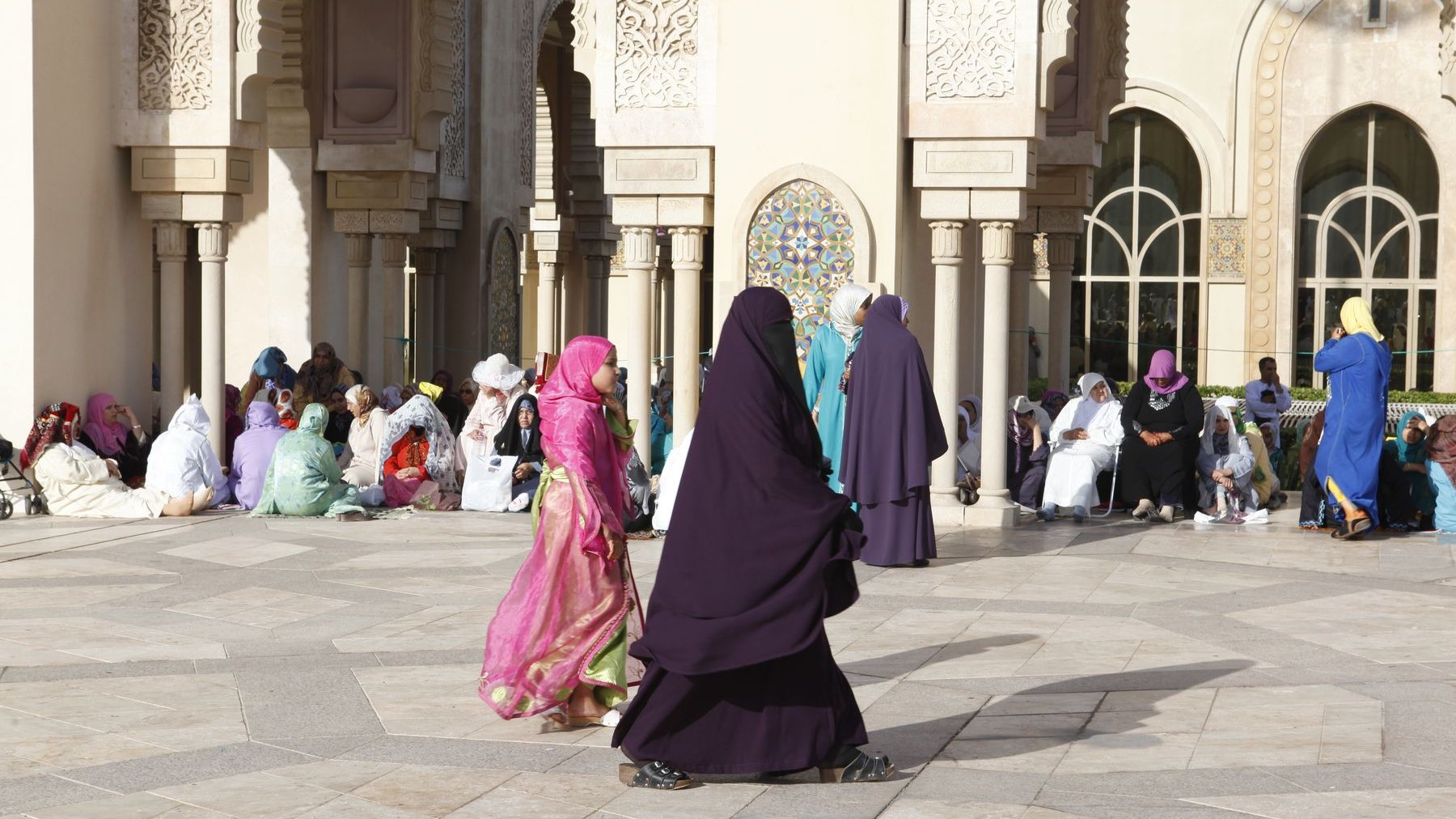 Les dames ont trouvé refuge, pour se protéger du soleil en attendant le début de la prière, sous les arcades de la grande mosquée de Casablanca

