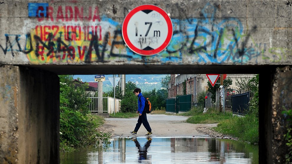 Aldemar Alikavazovic, 12 ans, marche, pensif, sur le chemin qui mène à l'école. Sarajevo, Bosnie Herzégovine
