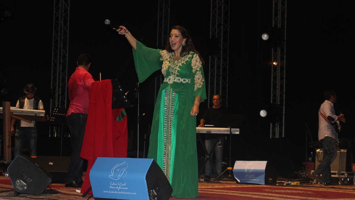 Le public de Tétouan a chanté en choeur les refrains des plus célébres morceaux de la chanteuse, tel que "Mahkama", son duo avec Kadhem Saher
