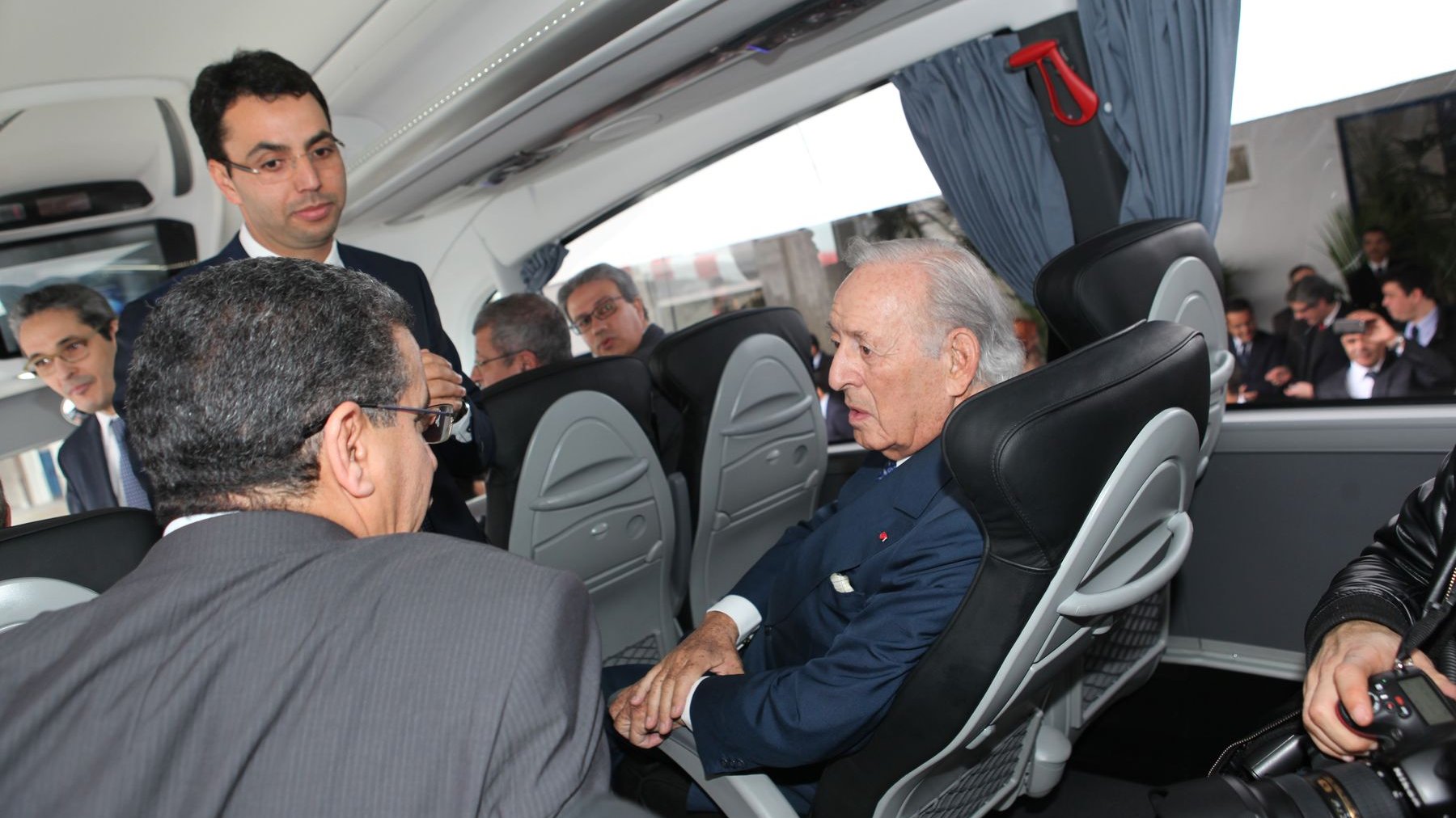 الملياردير عثمان بنجلون على متن حافلة "الستيام" الجديدة
