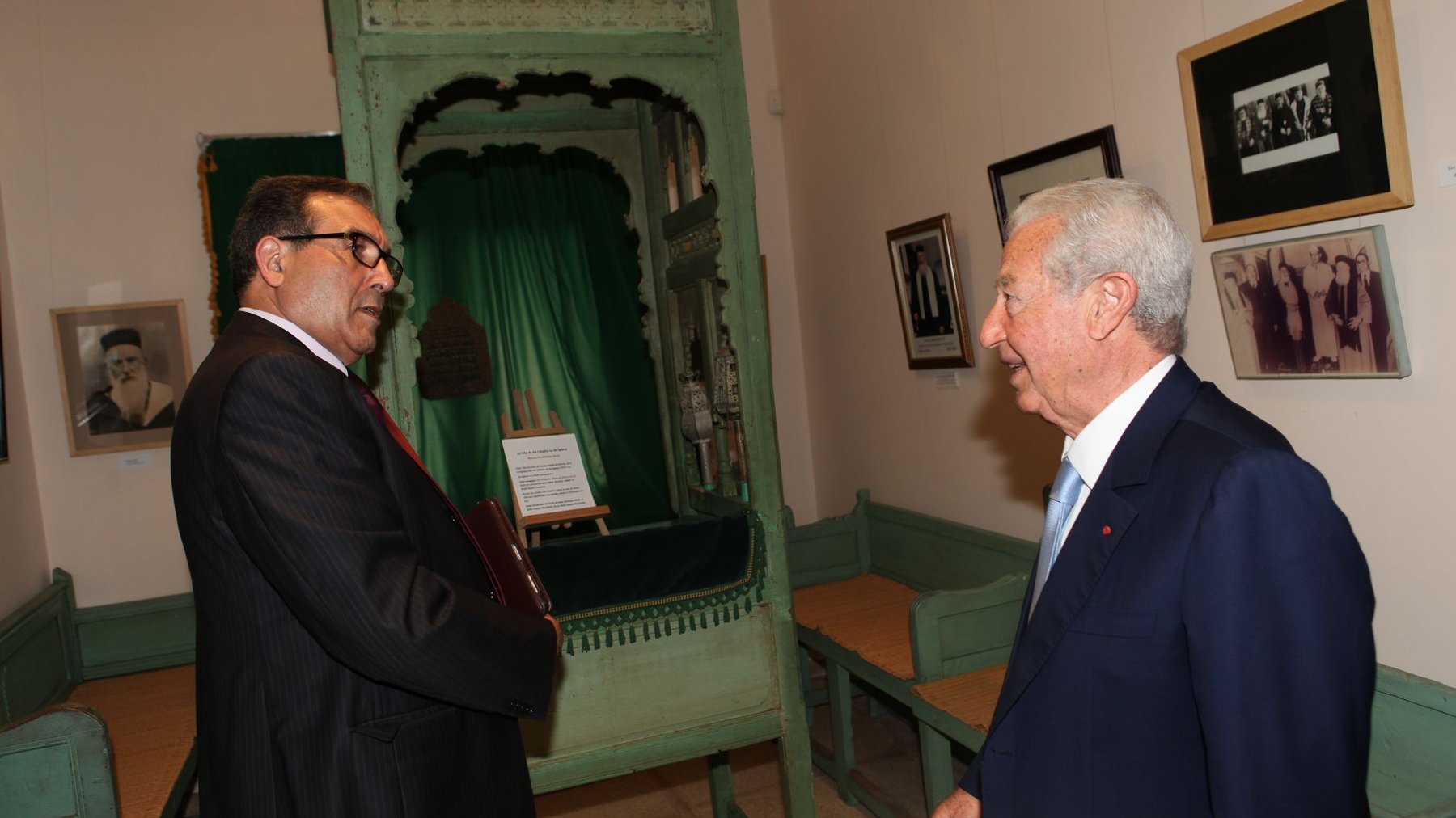 Mohamed Mbarki, directeur de l'Agence de l'Oriental, admire avec Jacques Toledano une petite synagogue authentique de Meknès, datant de la fin du XVIIIème siècle. 
