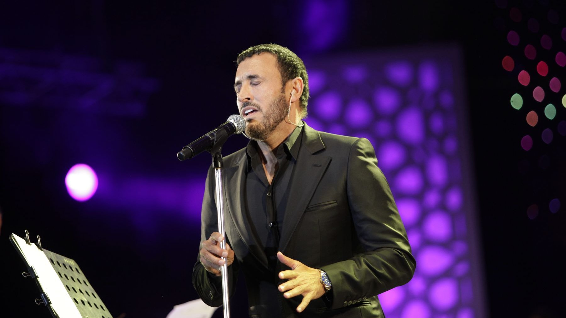 Il chante l'Irak. Un répertoire avec lequel il enchantera, avant Mawazine, le festival des Musiques sacrées de Fès. Et, en 2005, il se verra offrir la clé de la ville marocaine de Fès et deviendra le deuxième artiste, avec le grand artiste syrien Sabah Fakhri, à recevoir cet honneur.
