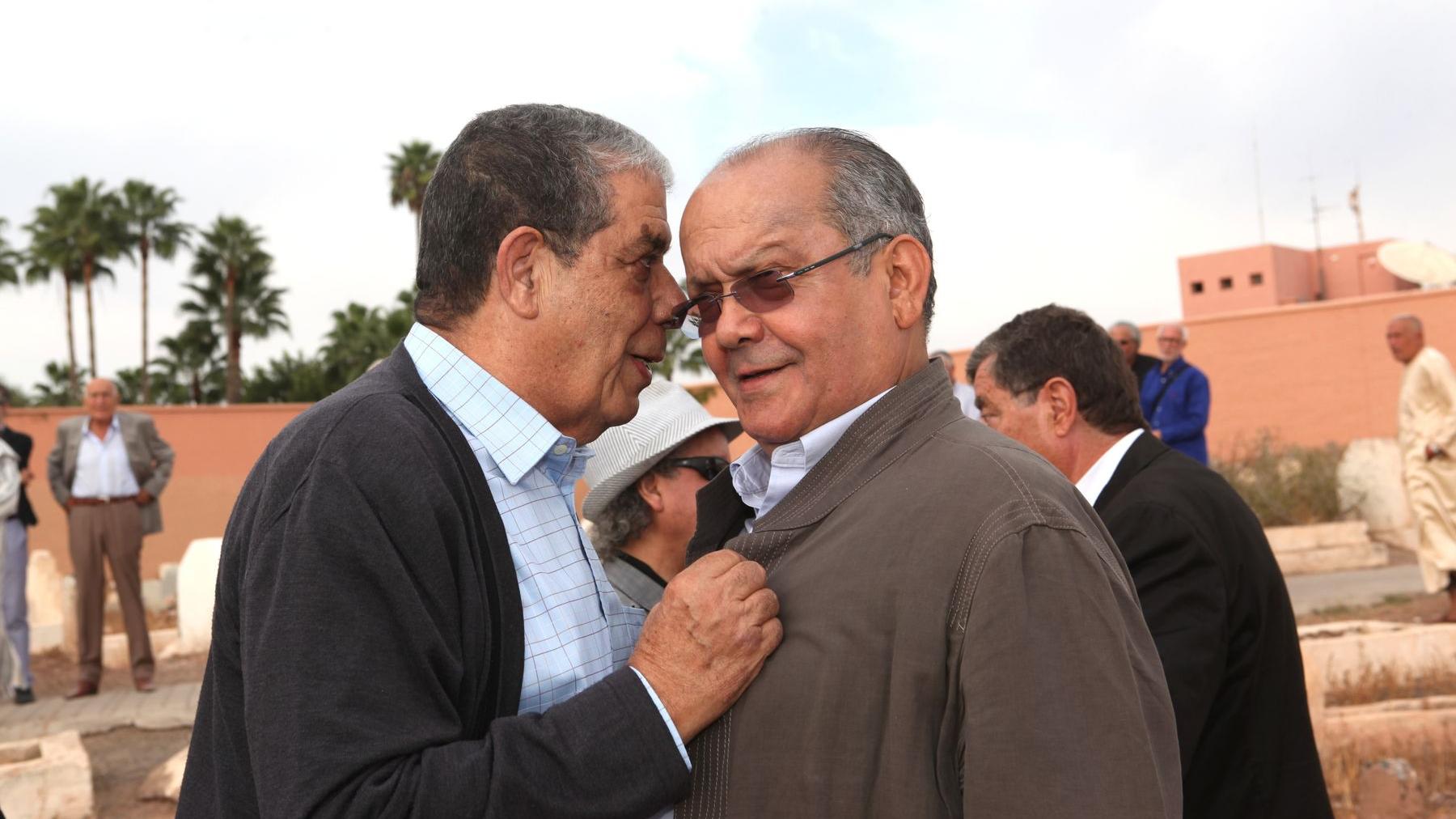 عمدة مراكش السابق عمر الجزولي في حديث خافت إلى الوزير السابق عبد الرحمان السعيدي
