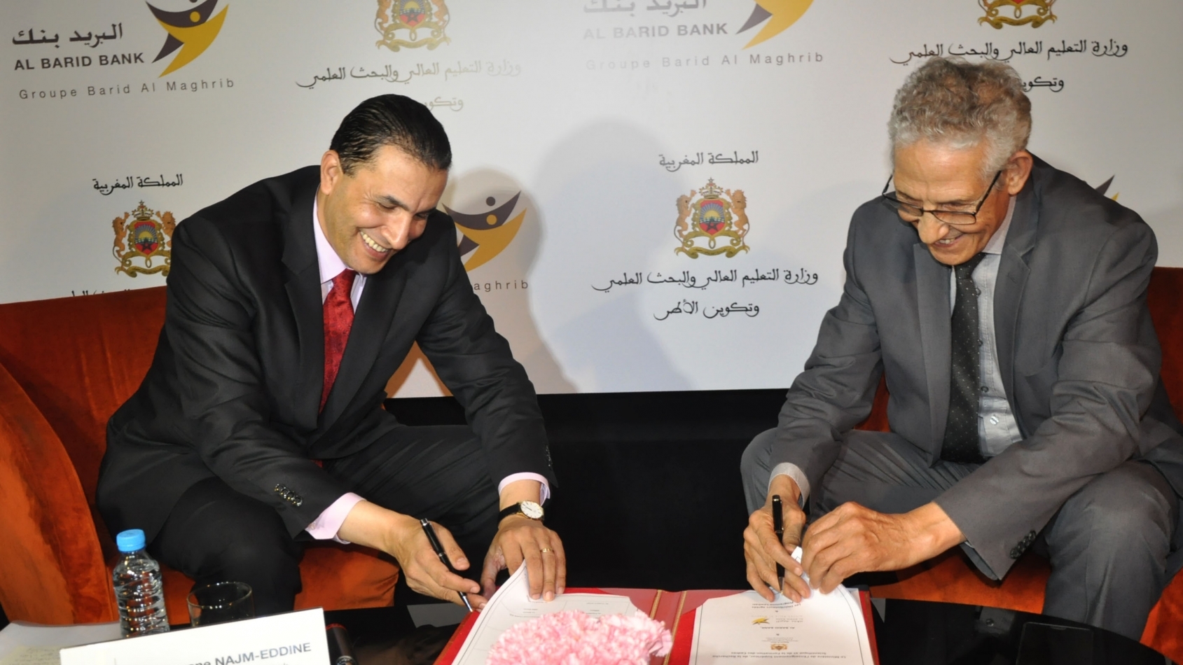 Lahcen Daoudi, ministre de l'Enseignement supérieur, de la recherche scientifique et de la formation ses cadres, et Redouane Najm-Eddine, président du Directoire d'Al Barid Bank.
