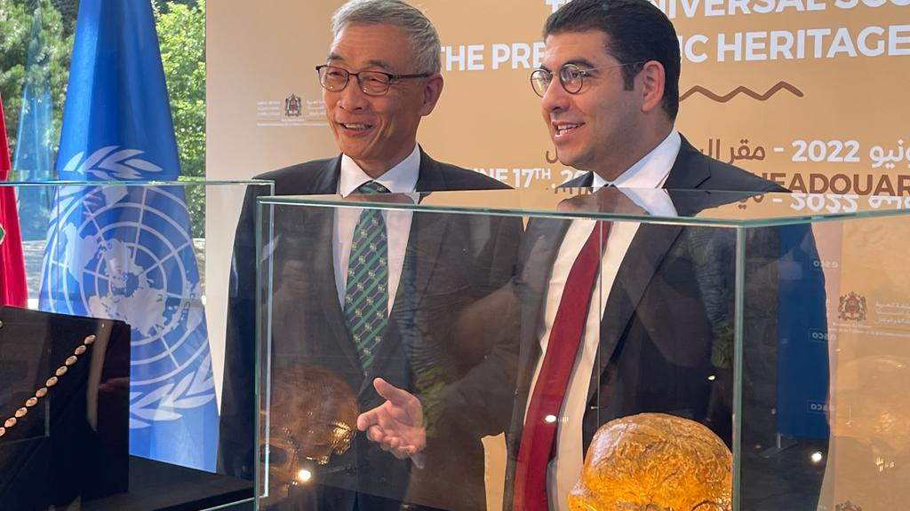 Mehdi Bensaïd, ministre de la Culture et Xing Qu, directeur général adjoint de l'UNESCO, lors de l'exposition et du colloque international sur «la portée universelle du patrimoine préhistorique du Maroc», au siège de l'UNESCO à Paris, vendredi 17 juin 2022.
