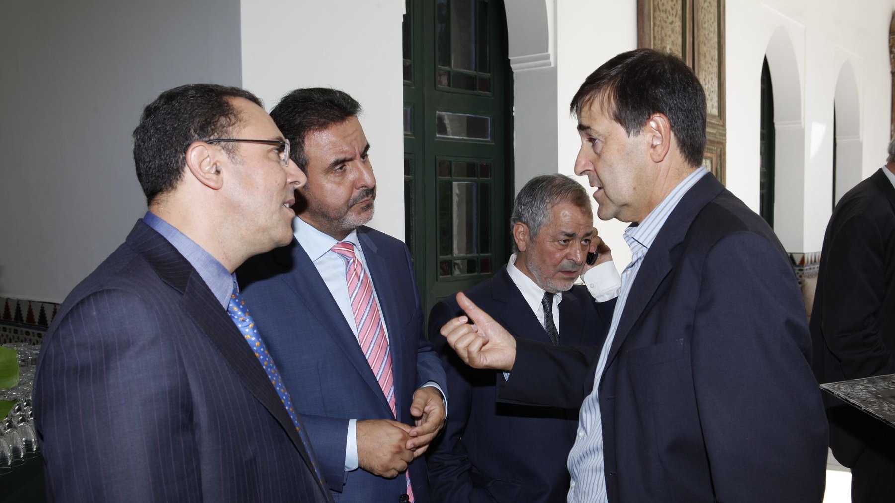 Rachid Marrakchi, Directeur Général de la BMCI, en pleine discussion avec des hommes d'affaires tangerois
