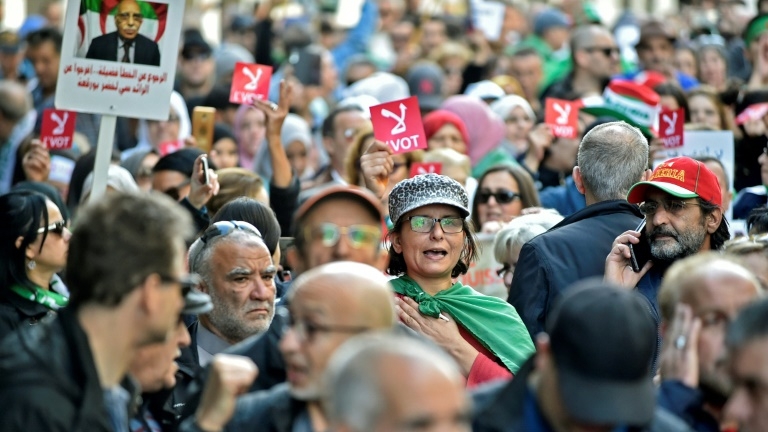 Des Algériens manifestent à Alger le 6 décembre 2019 contre l'élection présidentielle organisée par le pouvoir, dont ils réclament le départ.

