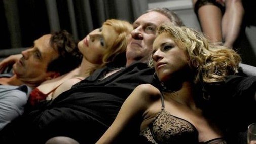 "Welcome to New York": le film d'Abel Ferrara, inspiré de l'affaire DSKi, n'a pas convaincu, malgré la présence d'un Gérard Depardieu, habitué à mieux! Monsieur Cyrano, ex-directeur du FMI, a déçu, faisant crier au film pornographique. 
