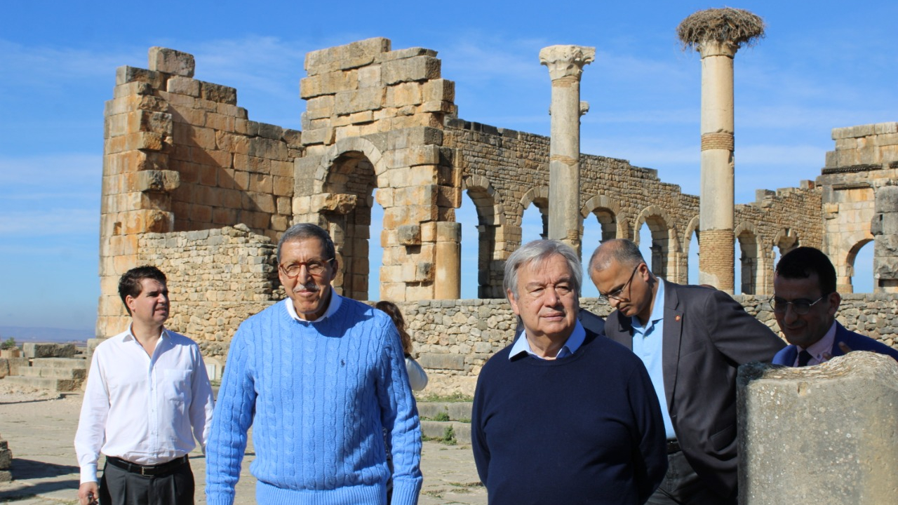 Le Secrétaire général de l'ONU, Antonio Guterres, lors de sa visite du site archéologique de Volubilis.
