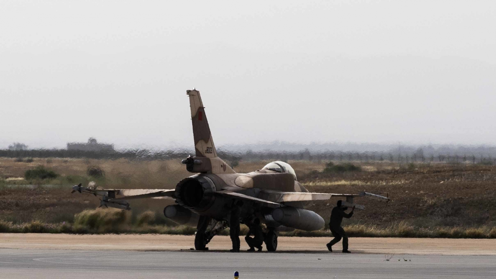 Vérifications techniques de dernière minute avant le décollage du F16 marocain. 
