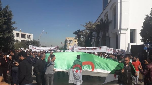 Des milliers d'Algériens manifestent contre un 5e mandat de Bouteflika.
