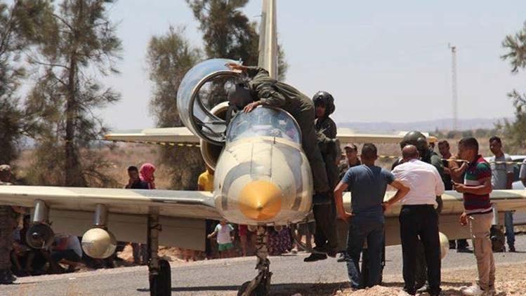 L'armée de l'air tunisienne inspecte l'avion dont le Gouvernement d'union national de Tripoli et l'Armée de Khalifa Haftar se renvoyaient la propriété. 