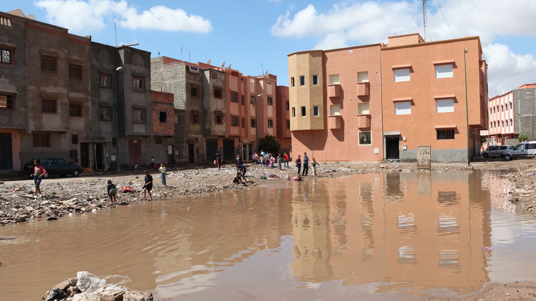 Les eaux ont envahi le quartier de Douar Sraghna, transformé en vaste fleuve d'eaux troubles. 
