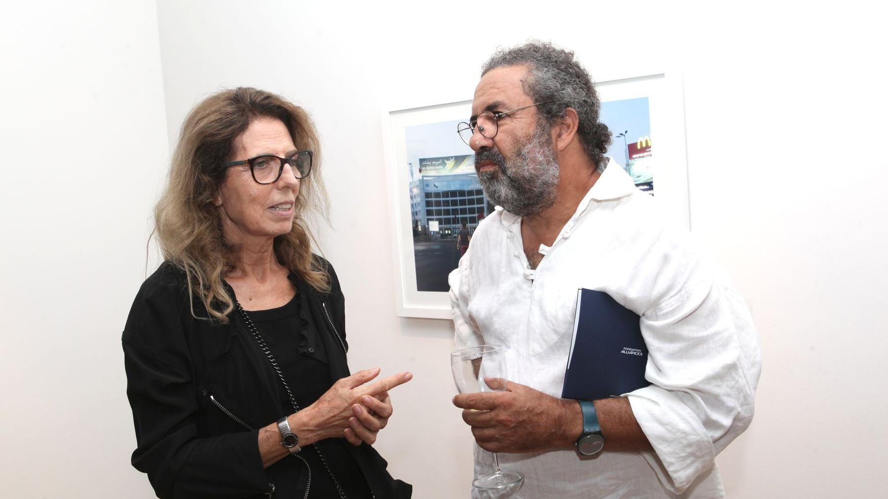 Ahlem Lemsefer et Tibari Kantour étaient de même présents pour découvrir l'univers de l'artiste photographe Youssef Lahrichi, un univers où il met en scène son rapport à sa ville natale, Casablanca. 
