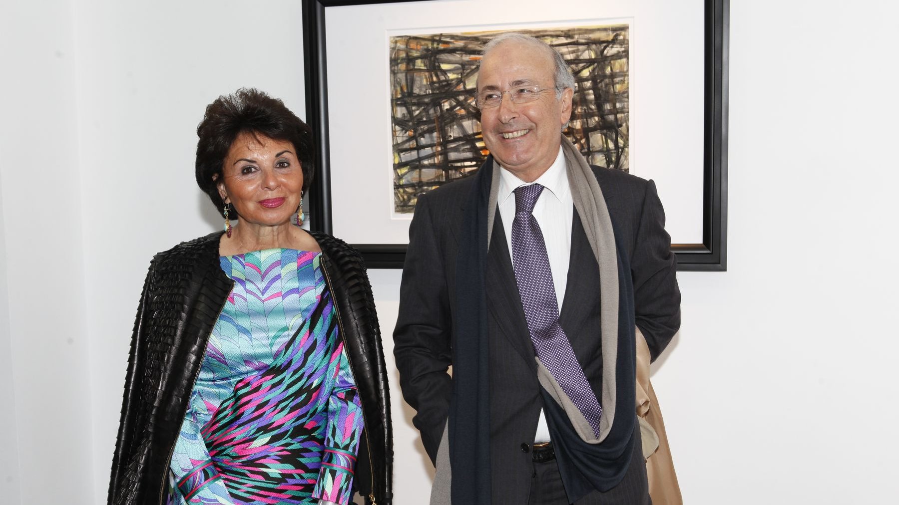 Monsieur et Madame Abdeaziz Tazi posent devant une oeuvre de Gharbaoui, aujourd'hui très coté. 
