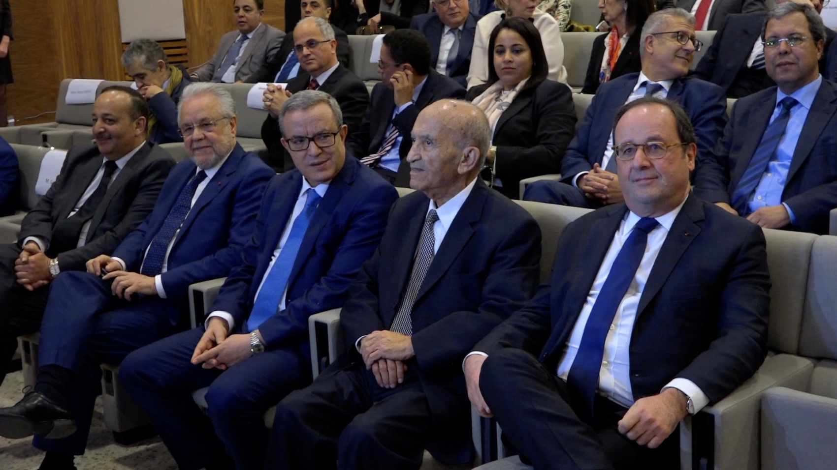 L'ancien président français aux côté d'Abderrahman Youssoufi et des membres du gouvernement marocain.
