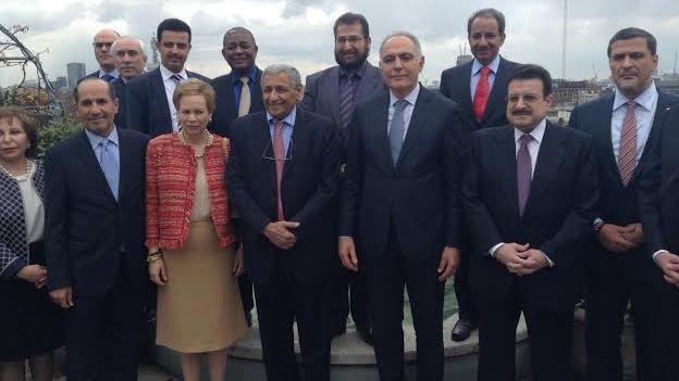 L’ambassadrice du Maroc en Grande-Bretagne, Lalla Joumala, et le ministre des Affaires étrangères, Salaheddine Mezoaur, avec des ambassadeurs arabes, à Londres
